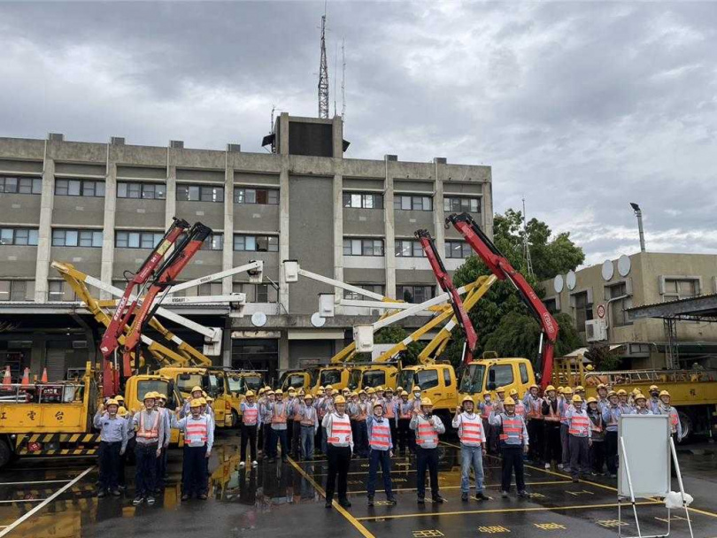 電桿鳥巢常造成停電事故，台電台中區處除巢大隊5日啟動。（圖／台電台中區處提供）