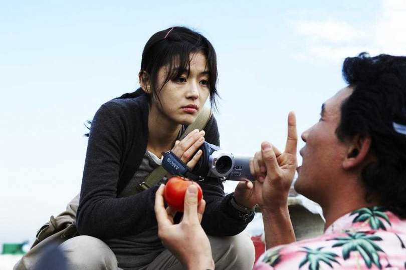 全智賢曾為主演的韓國電影《曾是超人的男人》到戲院打招呼,李帝勳興奮前往還尾隨全智賢。(圖/翻攝自網路)