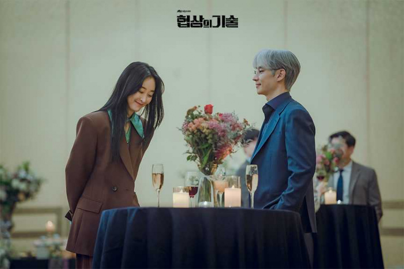 李帝勳平日會研究不同的角色應該搭配哪些不同的造型,事先買下各種衣物備用。(圖/翻攝《協商的技術》官網)