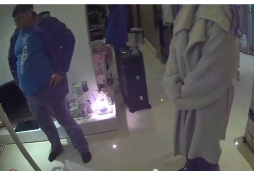 出金集團「美樂」首腦歐女在經手贓款破億，在台中北區住家遭警方逮捕。（圖／翻攝畫面）