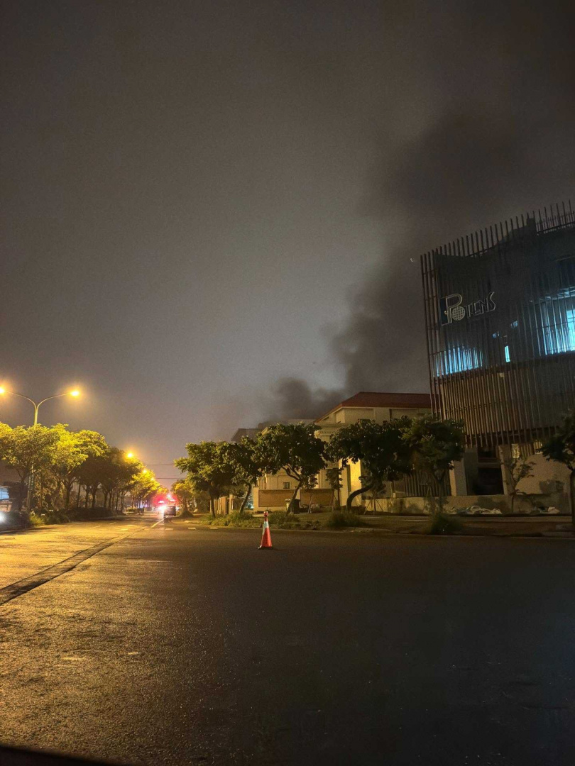 工廠發生火警,民眾拍下冒出濃濃黑煙。(圖/Threads/@joseph__yen)