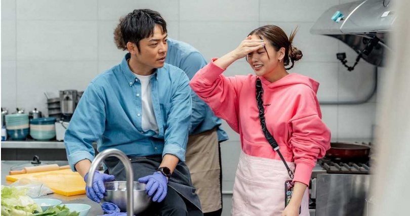 鬼鬼（右）在廚房被姚元浩（左）逼問消失生子過程。（圖／好看娛樂提供）