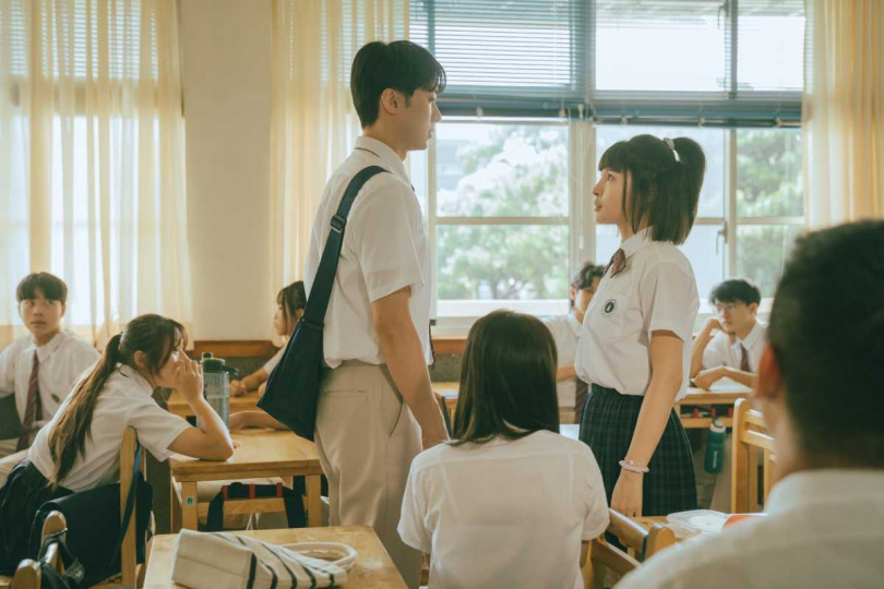 峮峮在《夏日最後的祕密》飾演個性率直敢愛敢恨的校花。（圖／阿榮影業提供）