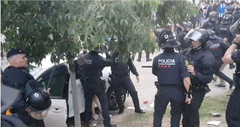 警方當場逮捕一名34歲肇事女駕駛，該起衝撞事件也被定調為「意外」，排除故意襲擊的可能性。（圖／達志／路透社）