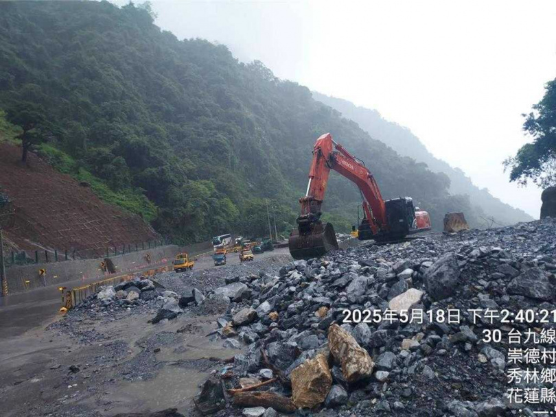 因午後對流雲系發展旺盛，花蓮山區今（18）日下午降豪雨，蘇花公路匯德隧道口發生土石流，影響雙向交通。（圖／翻攝畫面）