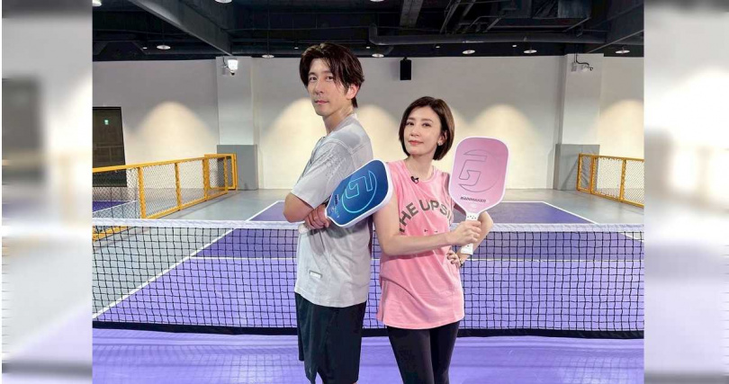 修杰楷、賈靜雯夫妻檔打匹克球。（圖／修TIME提供）