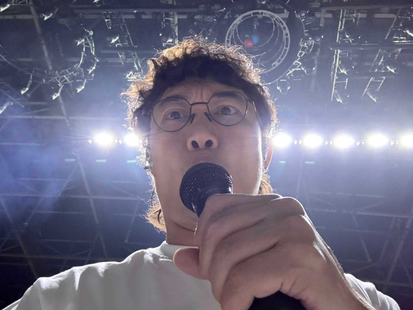 眼尖網友發現舞台上方有氣球。（圖／陳奕迅臉書）