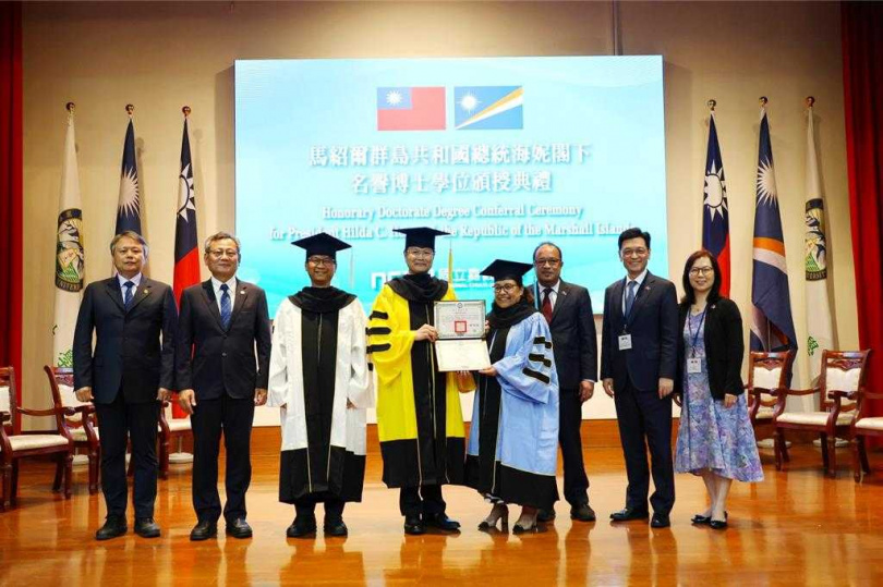 嘉大師長與馬紹爾群島共和國總統希爾達·凱西·海妮等貴賓合影。