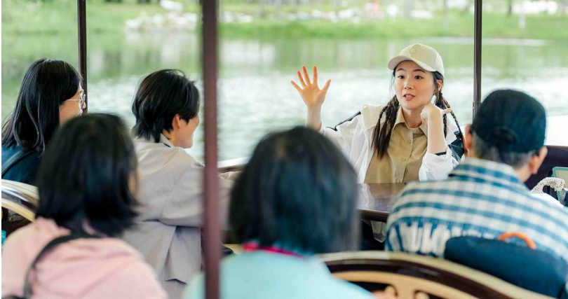 楊小黎詳細向遊客介紹導覽。（圖／好看娛樂提供）