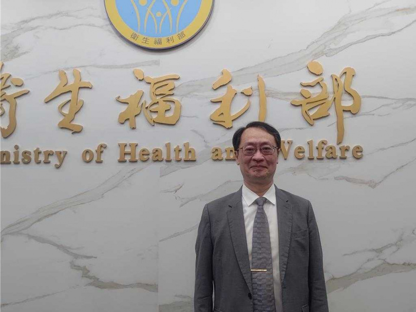 衛福部今年3月18日發布解釋令,開放中藥相關學系畢業生修習35學分,並經1年以上實務者,可申請販售中藥,盼挽救凋零的中藥產業,但引發藥師團體不滿。衛福部中醫藥司司長蘇奕彰今天說明,該解釋令並未侵害藥師專業權限,經過兩次會議持續溝通,研議納入藥學系畢業生,最快7月實施。(圖/報系資料照)