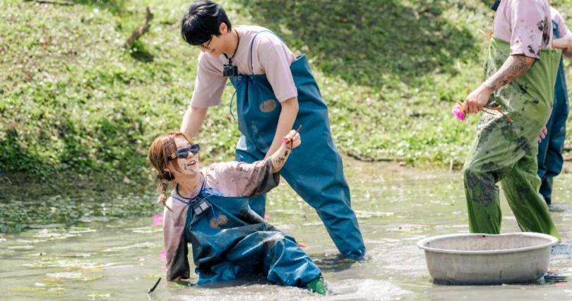 白安（左）身陷泥巴田。（圖／好看娛樂提供）