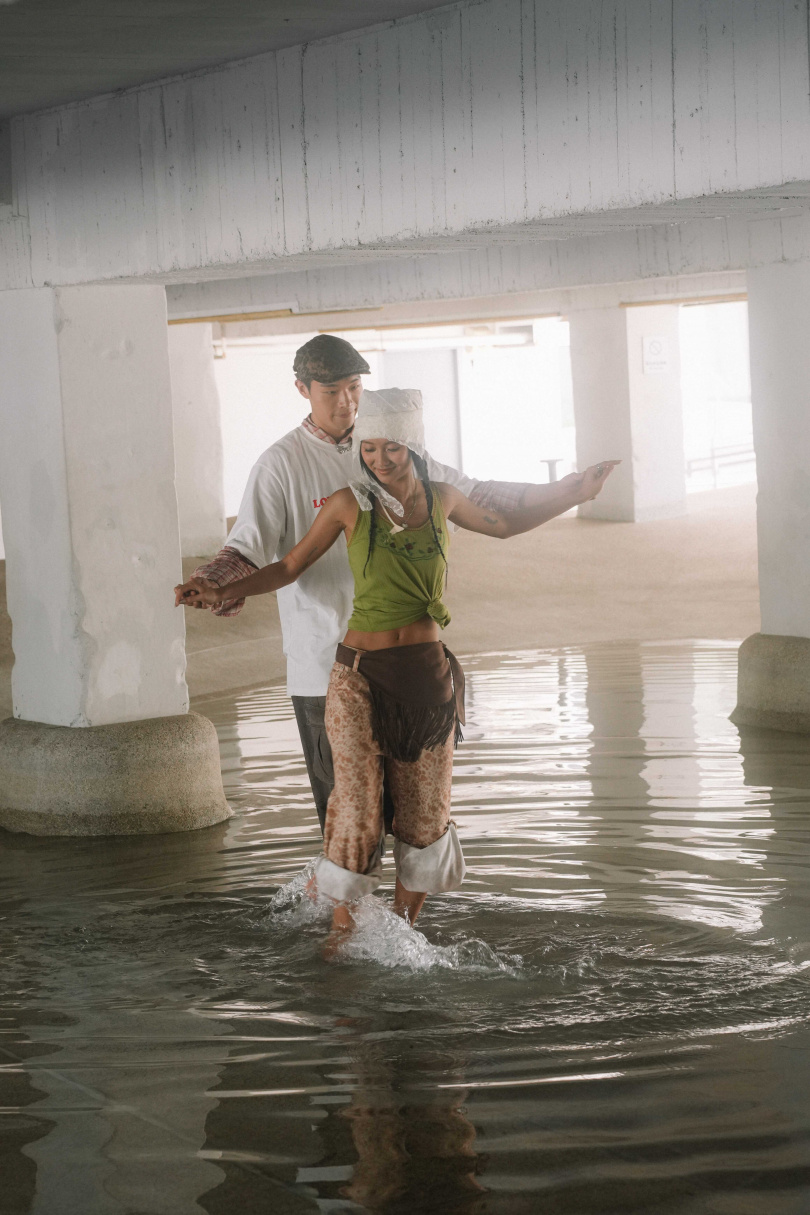 兩人在水中合跳雙人舞。(圖/周子娛樂)