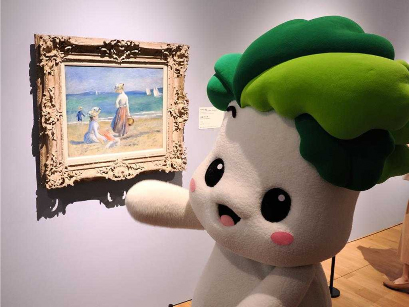 「從印象派到現代主義─美國大都會博物館名作展」展出基斯·梵·鄧肯的〈賽馬場〉，由故宮吉祥物「小翠」推薦。（圖／故宮提供）