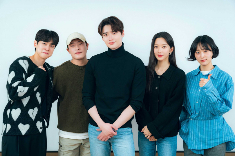 「瑞草洞5人幫」聚在一起時很歡樂,會故意在拍攝時鬧場、讓對方NG。(圖/Disney+提供)