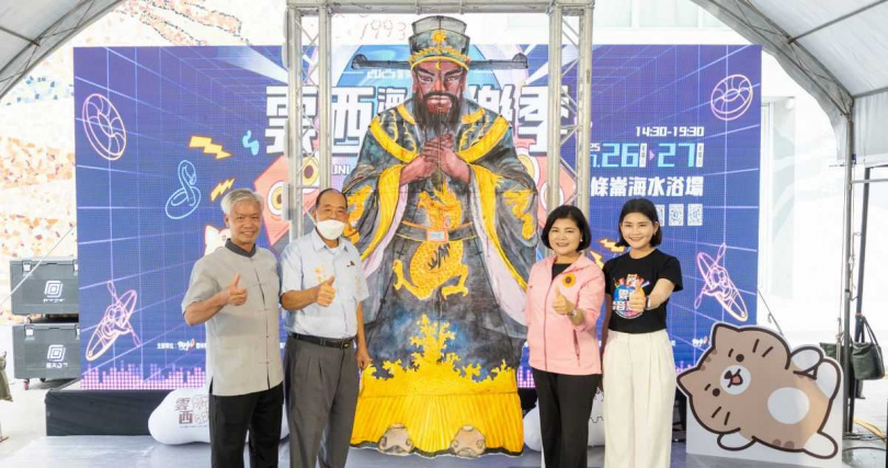 風箏大師侯順政(左一)攜手海清宮,打造象徵包公精神的「正氣飛揚」青天風箏。(圖/雲林縣政府提供)