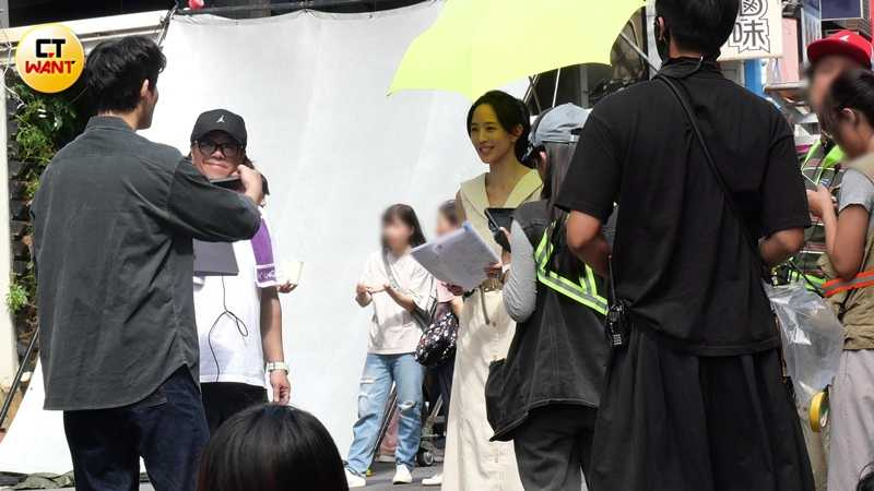 張鈞甯身穿米色V領裙裝氣質現身。(圖/本刊攝影組)