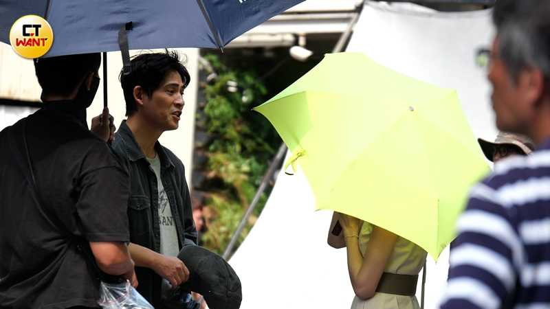 上場前周渝民心情愉悅,與撐著傘遮陽的張鈞甯不停閒聊。(圖/本刊攝影組)