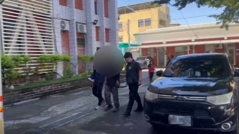 花蓮1名51歲游姓街友11日凌晨被發現倒臥在吉安鄉化仁海堤且明顯死亡,警方調查發現,游男生前曾在附近與44歲呂姓男子喝酒聊天,雙方酒後疑發生口角衝突,游遭呂毆打腹部致死。(圖/翻攝畫面)