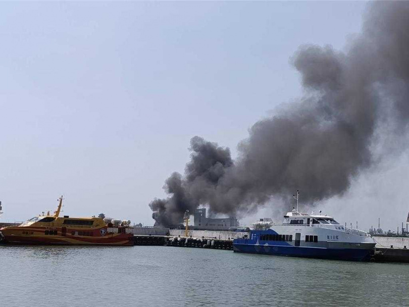 屏東縣新園鄉鹽埔漁港29日下午發生漁船火燒船事件,濃煙衝天在東港碼頭都可看見。(圖/翻攝畫面)