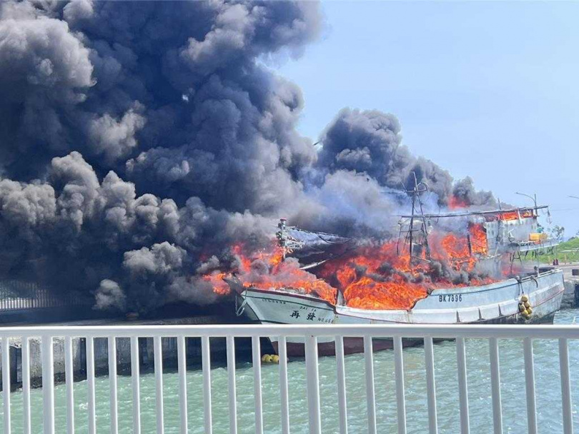 屏東縣新園鄉鹽埔漁港29日下午發生漁船火燒船事件,濃煙蔽日烈焰衝天。(圖/翻攝畫面)