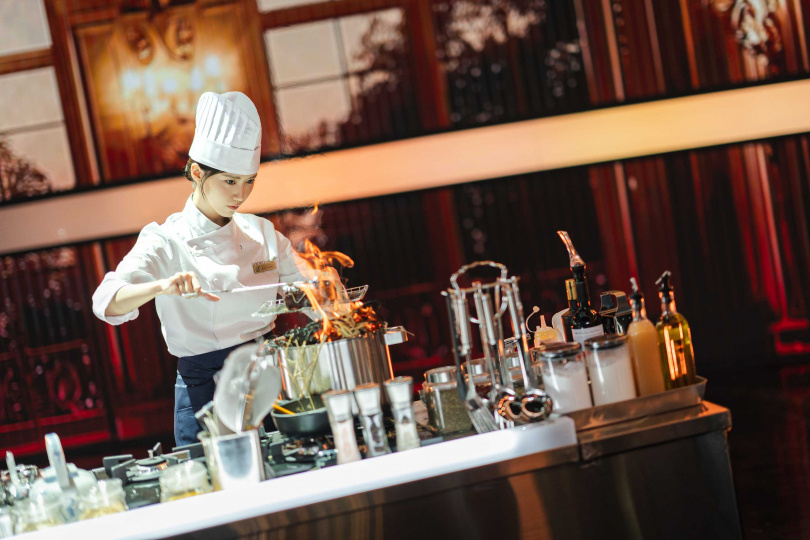 潤娥對料理很感興趣,為了這部戲,她去上了料理課,也向很多專業主廚請教。(圖/Netflix提供)