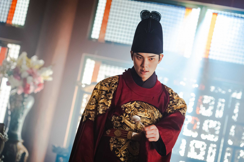 李彩玟高人一等,戴上「翼善冠」經常不小心撞到門。(圖/Netflix提供)