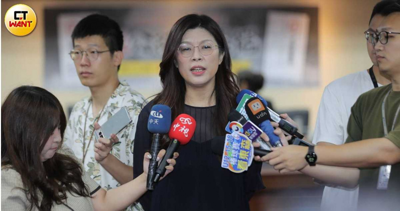 前國民黨立委鄭麗文（圖中）為了角逐主席大位四處奔走。（圖／周志龍攝）