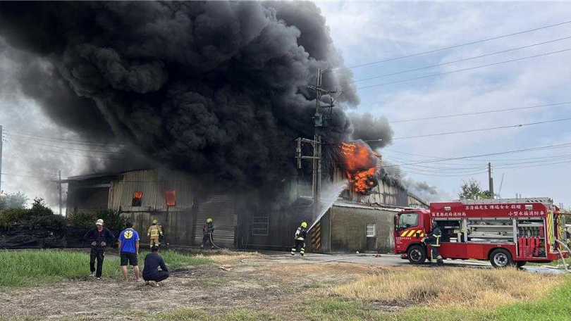 2025年9月16日苗栗縣／苗栗縣後龍鎮水尾里一處鐵皮倉庫，16日下午13時突發火警，現場火勢猛烈，濃煙不斷竄升，所幸倉庫內無人受困，未傳出人員傷亡。（圖／讀者提供）