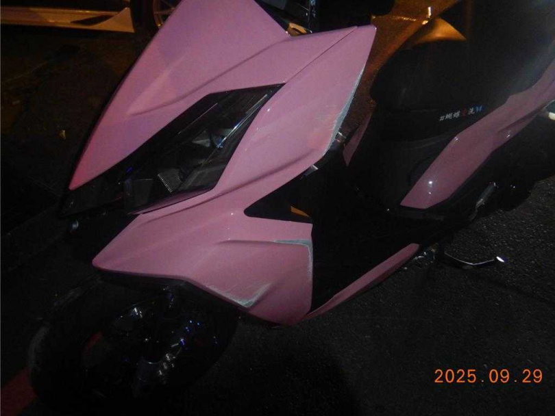 19歲騎士深夜騎機車經中清路與育德路口，誤撞施工區未設爆閃燈警示的三角錐，人車倒地，機車車頭與左側毀損。（圖／民眾提供）