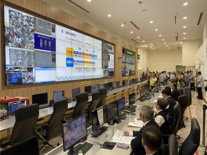行政院長卓榮泰與交通部長陳世凱等人，今赴台北車站防災應變中心，視察中秋連假鐵公路疏運整備狀況。（圖／報系資料照）