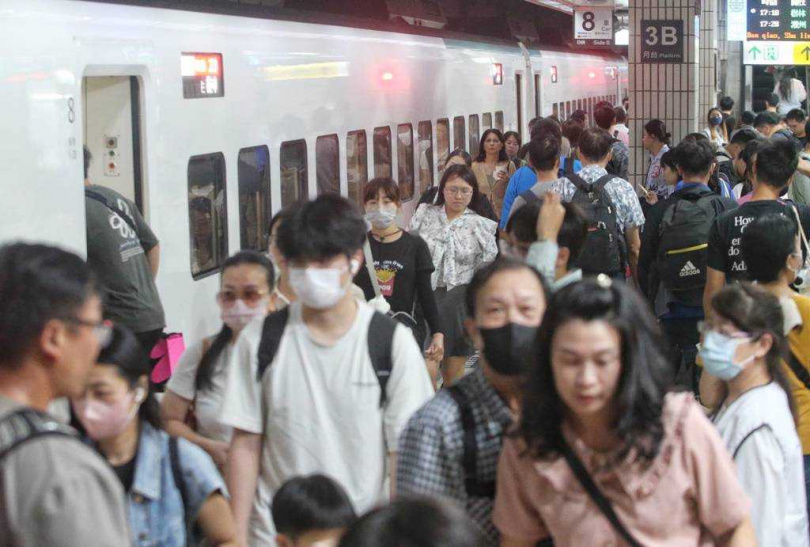 中秋節連假即將開始，台北車站3日出現大批返鄉人潮。（圖／報系資料照）