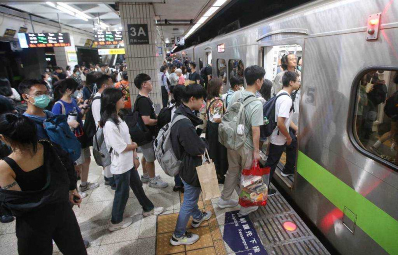 中秋節連假即將開始，台北車站3日出現大批返鄉人潮。（圖／報系資料照）