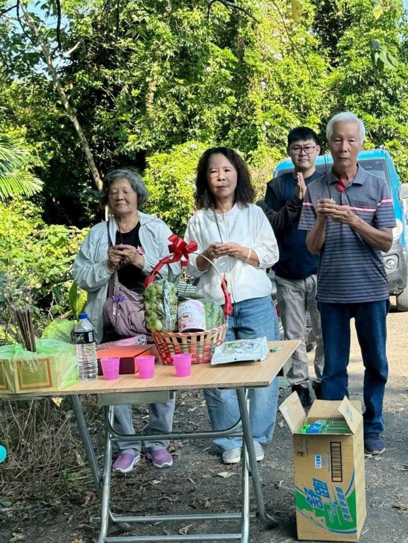 開工當天，中埔鄉長李碧雲與地主一同舉行簡單祭拜祈福儀式。（圖／翻攝自中埔鄉長李碧雲臉書）