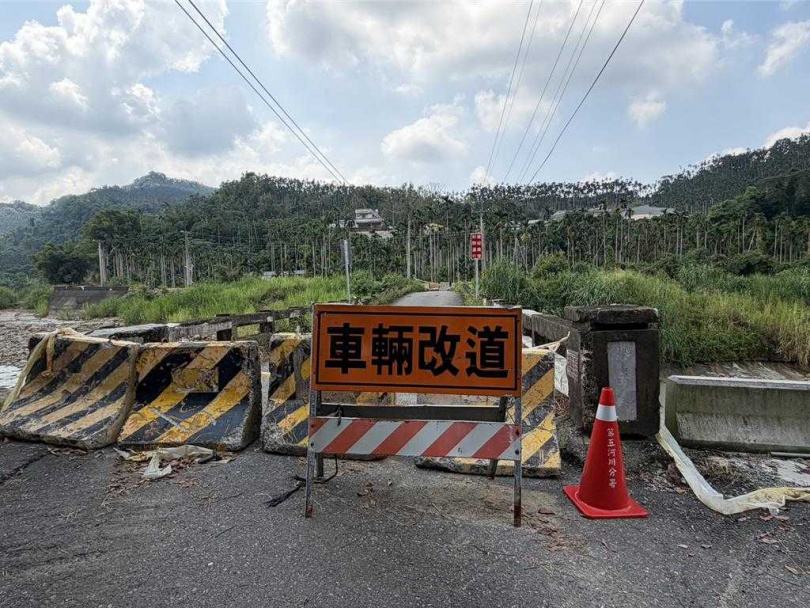 中埔鄉石硦「忠全橋」成危橋，目前已封閉通行。（圖／中國時報呂妍庭攝）