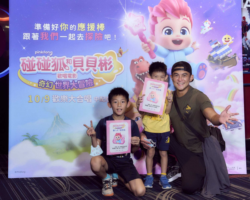 Terry江振愷帶小孩開心看片。（圖／甲上娛樂提供）