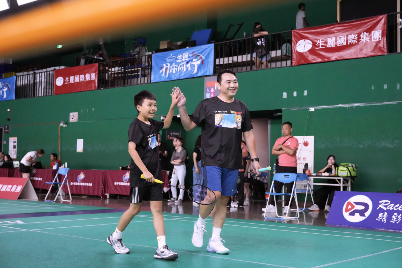 《生麗羽你同行》讓家長與孩子攜手站上球場,體驗運動帶來的自信與成就感。(圖片提供/生麗國際)
