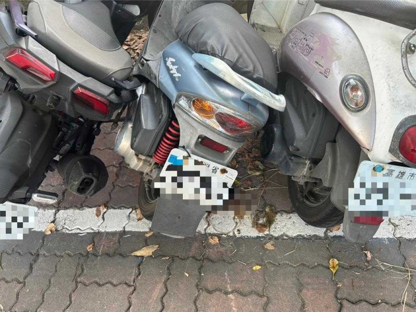 高雄市楠梓區27日下午發生一起機車接連遭毀損事件，一名男子徒步行經海專路及高科大楠梓校區機車停車場時，疑似情緒失控，竟接連伸手將停放的機車推倒，造成約20輛機車倒成一片，車主見狀氣憤報警，警方已鎖定涉案男子，將通知其到案說明。（圖／警方提供）