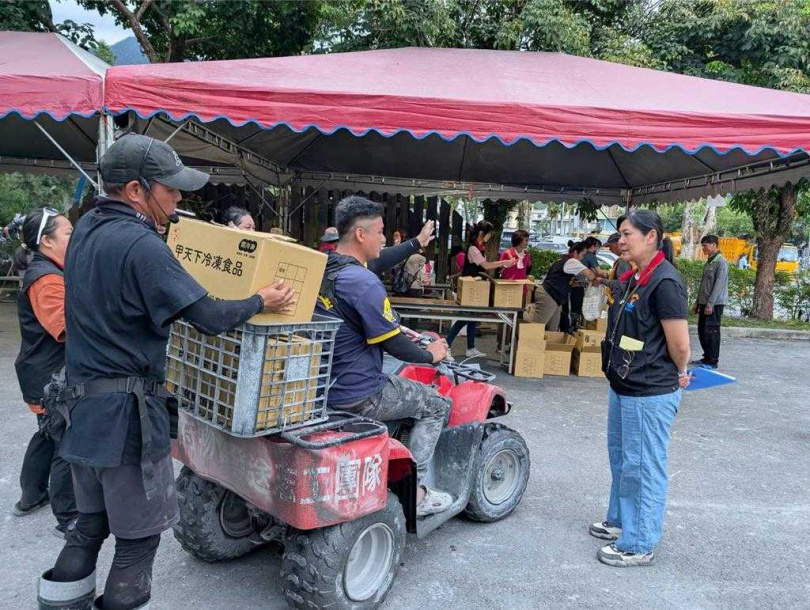 縣府救災緊急採購便當4千萬元,非外傳吃掉上億元。圖為協商沙灘車業者幫忙災區送便當(圖/花蓮縣政府提供)