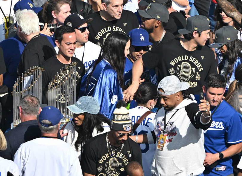 大谷在人群中緊牽老婆。(圖/達志/美聯社)