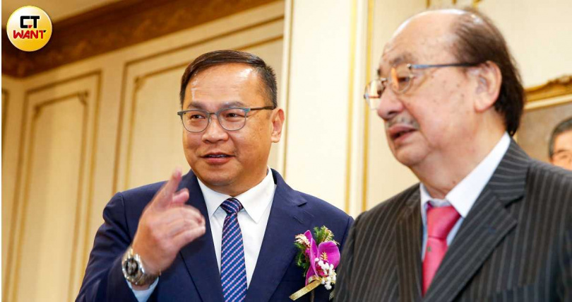 隸屬正國會系統的民進黨不分區立委王義川(左)上任後積極布局桃園,除了劍指2026年桃園市長寶座外,外傳他更進一步放眼2028年桃園市第一選區立委,如今台北市出身的何志偉也來桃園耕耘,兩人的競合愈發有趣。(圖/黃耀徵攝)