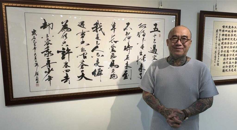 藝人顏正國書法遺作在更生美展展出，摯友鋼鐵爸到場代替顏正國領獎。（圖／林弘笙攝）