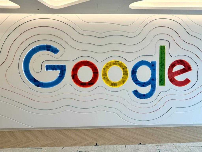 台灣全新的Google Cloud辦公室中有道利用廢棄主機板拼成的「Google」，周圍的等高線呼應台灣多山的地形。（圖／中時記者古明弘攝）