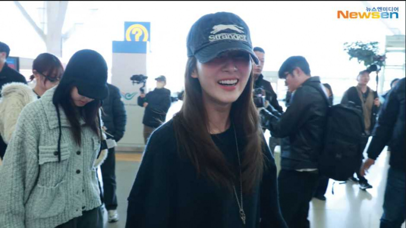 SANA向記者喊冷。（圖／翻攝自Newsen YouTube）