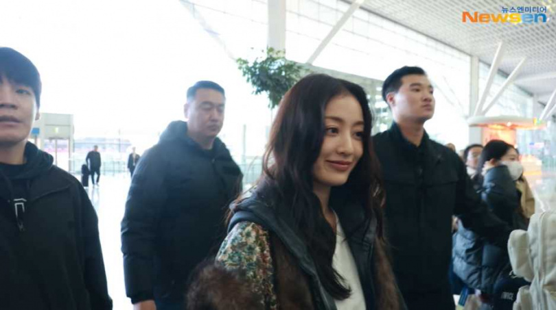 隊長志效跟在人群後頭。（圖／翻攝自Newsen YouTube）