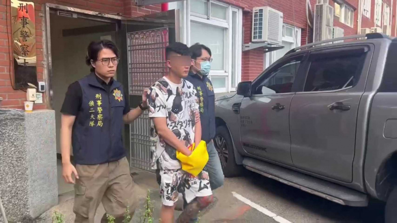 三環幫幹部吳男等人遭逮捕歸案。(圖／翻攝畫面)