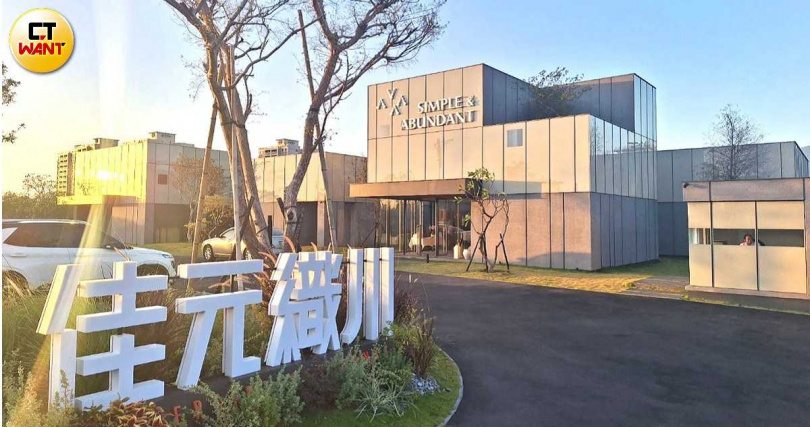 「佳元織川」與洲美國小、國際羽球館對望，每坪開價120萬元起。（圖／林榮芳攝）