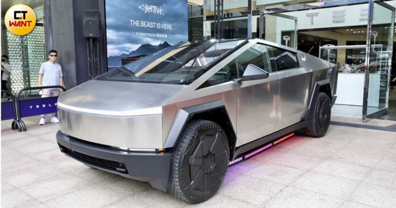 現行電動車款式多元、市場占比劇增，政府也開始要求電動車持有者一同負擔公路養護費用。圖為美國電動車巨頭Tesla旗下的純電皮卡Cybertruck。（圖／方萬民攝）