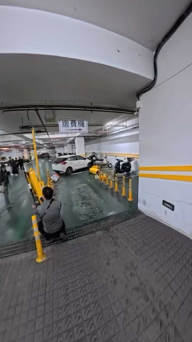 iRent租賃車撞毀停車場欄杆、繳費設施。(圖/翻攝臉書/爆料公社)