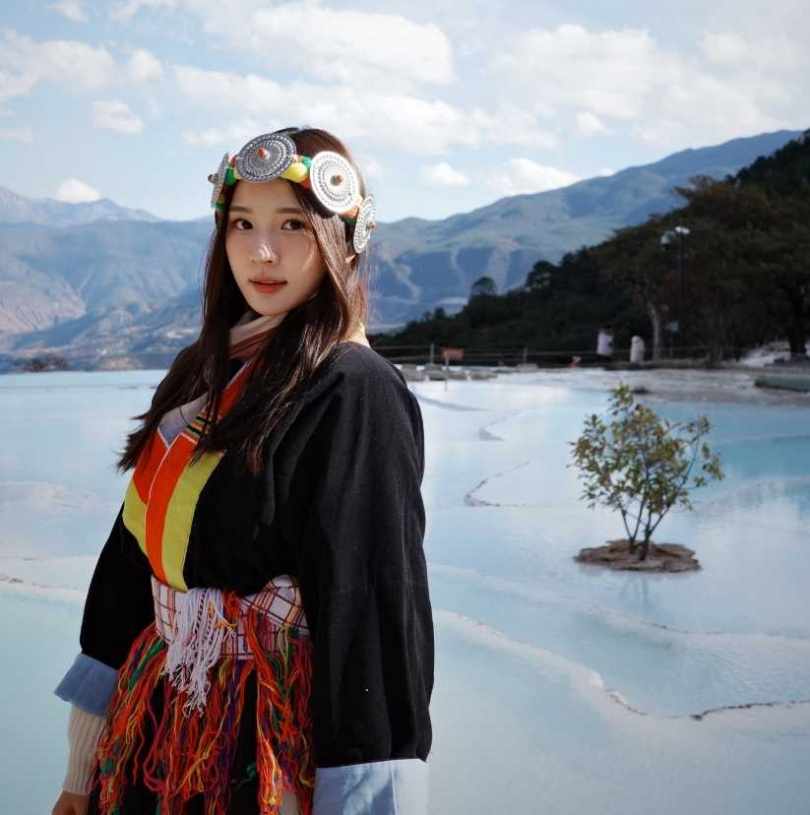 林莎體驗納西族服飾。（圖／中視提供）