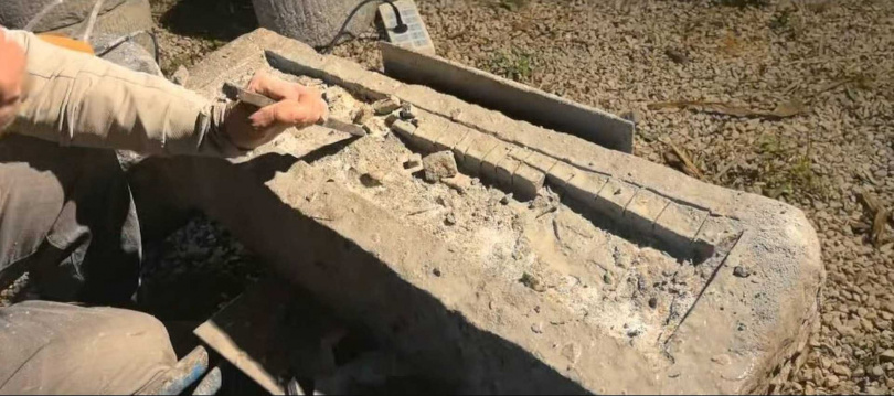 農莊老闆席一飛展示石槽火鍋製作過程，單個石槽成本高達人民幣1000元（約新台幣4400元）。